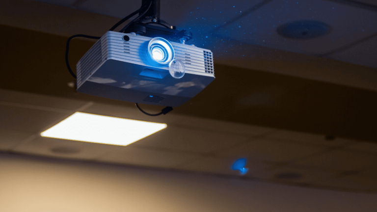Imagem-mostrando-um-projetor-em-funcionamento